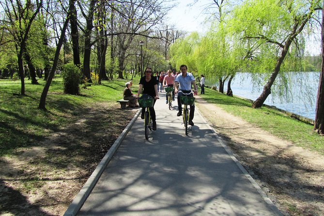 Bicycle Sightseeing in Bucharest - Arcul de Triumf: the quick photo stop with a real backstory