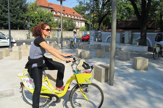 Bucarest à vélo - House of the Free Press: Communist-Era Architecture With Meaning