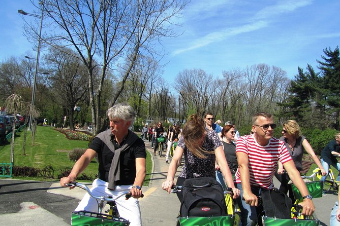 Bucarest à vélo - Palace of Parliament: Ceausescu’s Monumental Scale