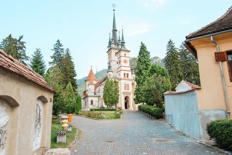 Bucharest: Dracula's Castle, Peleș Castle & Brașov Day Trip - Peleș Castle in Sinaia: Royal Splendor and the Ticket Bottleneck