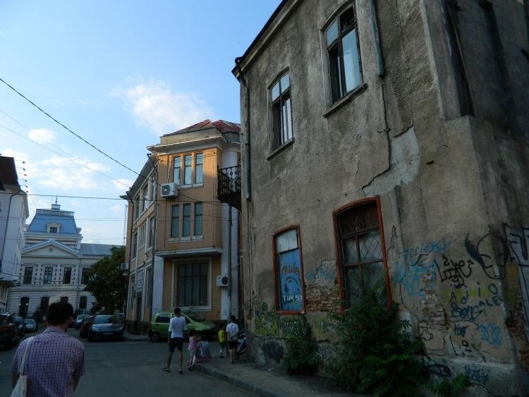 Bucharest: Half Day Bike Tour - Weather, comfort, and what to bring for 4 hours