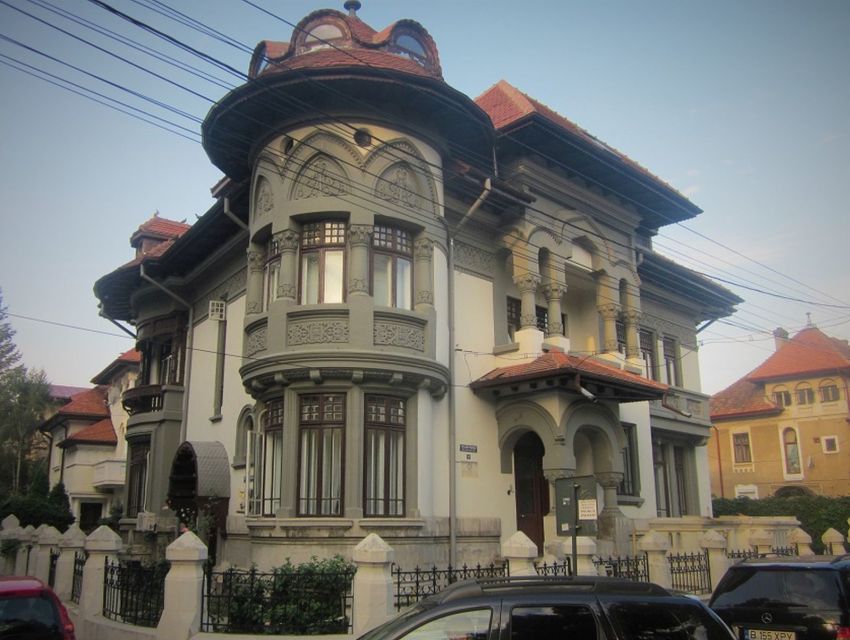 Bucharest: Private Three Neighborhoods Tour by Vintage Car - Key things I’d look for before booking