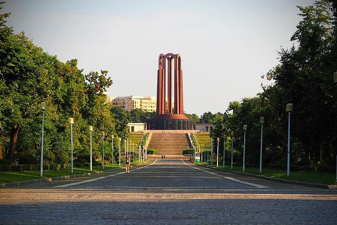 Communism Investigation Private Tour - Stop 2: The Tomb of the Unknown Soldier (Socialist Heroes Edition)