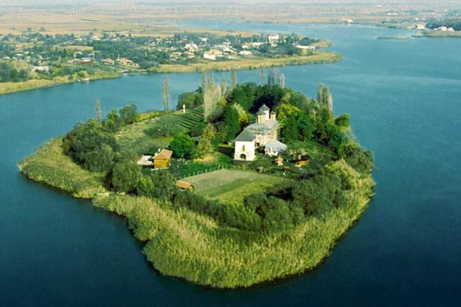 Mogosoaia Palace & Snagov Monastery: Private tour from Bucharest - Stop 2: Snagov Monastery and Vlad the Impaler’s burial site
