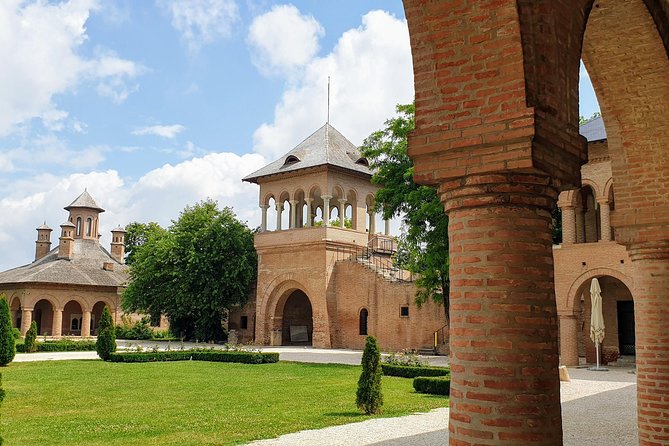 Mystical Monasteries, Dracula's Tomb and Mogosoaia Lake Palace - Private Tour - Mogosoaia Lake Palace: Brancovenesc style and Brâncoveanu’s tragedy